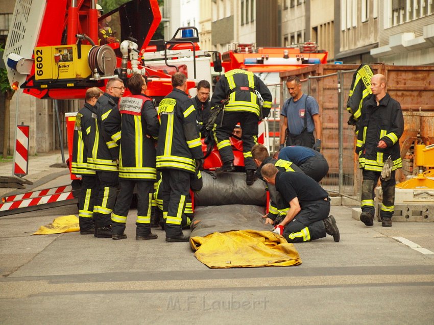 Person auf Baukran Koeln Christophstr P113.JPG